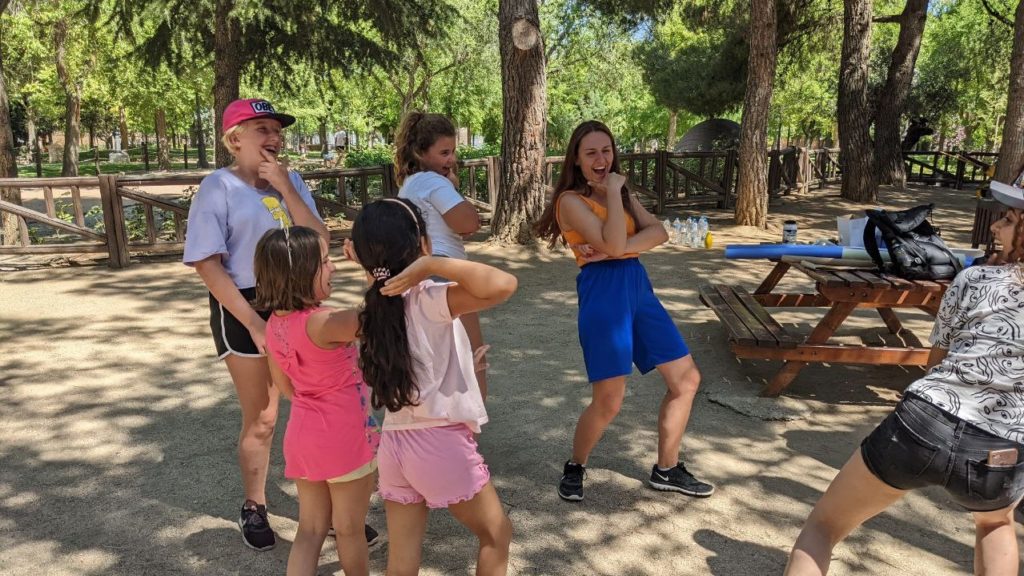 Pascalie, volontaire du CES en aide à l&rsquo;organisation de summer Camp
