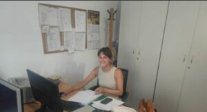 Iris derrière son ordinateur