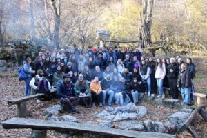 Photo de groupe avec une partie des volontaires d’’AVC lors d’une excursion
