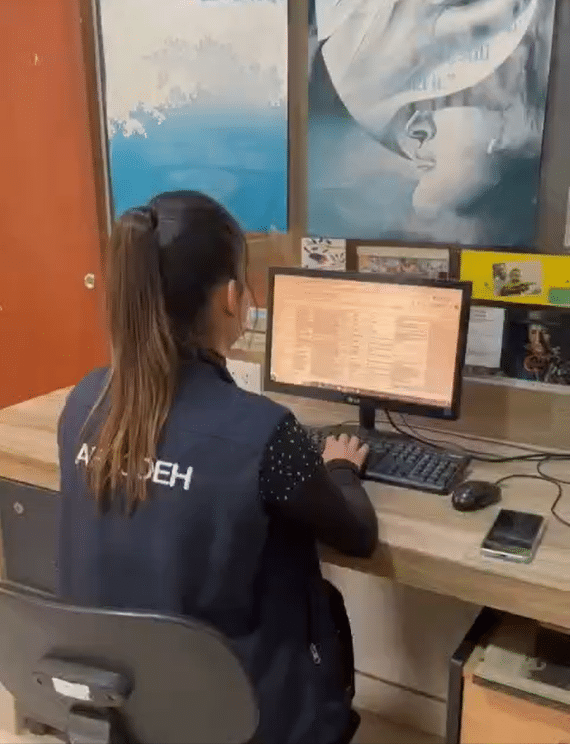 Moi travaillant dans mon bureau à la systématisation des actions de mémoire d'APRODEH. Lima.