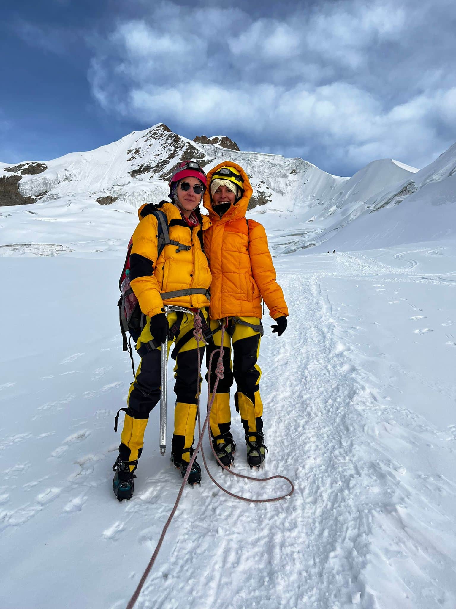 Ma colocataire, qui a été mon plus grand soutien, et moi en train d'escalader le Huayna Potosí