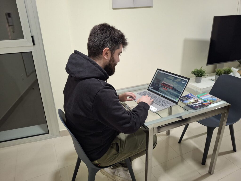 Clément sur son lieu de travail